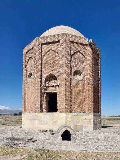 برج-شاطر-گنبدی-–-روستای-صومعه-–-اردبیل