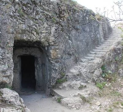 دخمه-سنگی-فرهاد-–-روستای-سنگر-–-ماکو