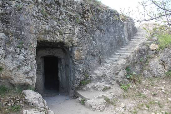 دخمه-سنگی-فرهاد-–-روستای-سنگر-–-ماکو
