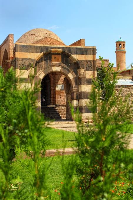 دروازه-سنگی-خوی