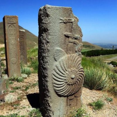 عمارت-نایب_السلطنه-و-چمن-تاریخی-اوجان-—-بستان_آباد