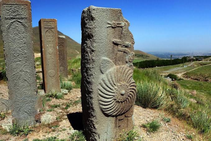 عمارت-نایب_السلطنه-و-چمن-تاریخی-اوجان-—-بستان_آباد