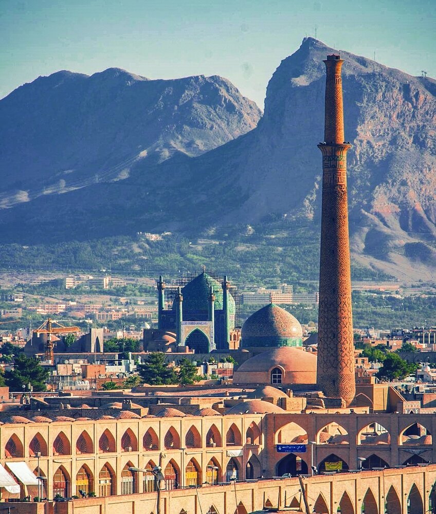 مسجد-علی-و-مناره-تاریخی-آن-–-اصفهان