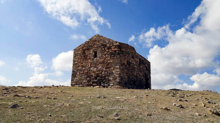 مقبره-ساندوخت-–-روستای-قره_-کلیسا-–-چالدران