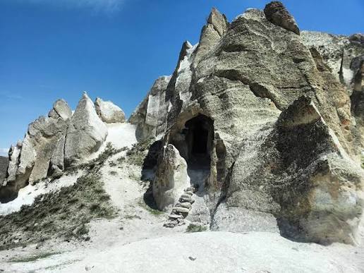 کلیسای-صخره_ای-سعدل-–-روستای-سعدل-–-چالدران