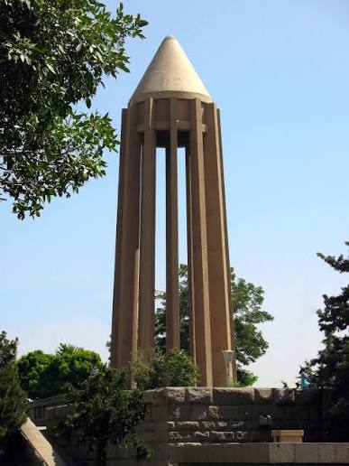 آرامگاه-بوعلی-سینا-–-همدان