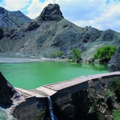 بند-تاریخی-دره-و-دریاچه-پشت-آن-–-بیرجند