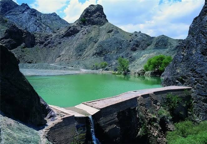 بند-تاریخی-دره-و-دریاچه-پشت-آن-–-بیرجند