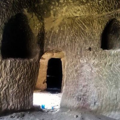 خانه‌های-سنگی-و-معماری-دست‌کند-دایلر-–-اشتهارد