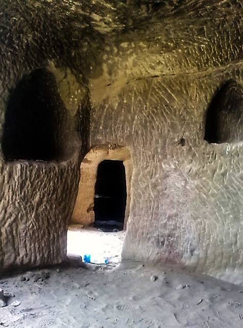 خانه‌های-سنگی-و-معماری-دست‌کند-دایلر-–-اشتهارد