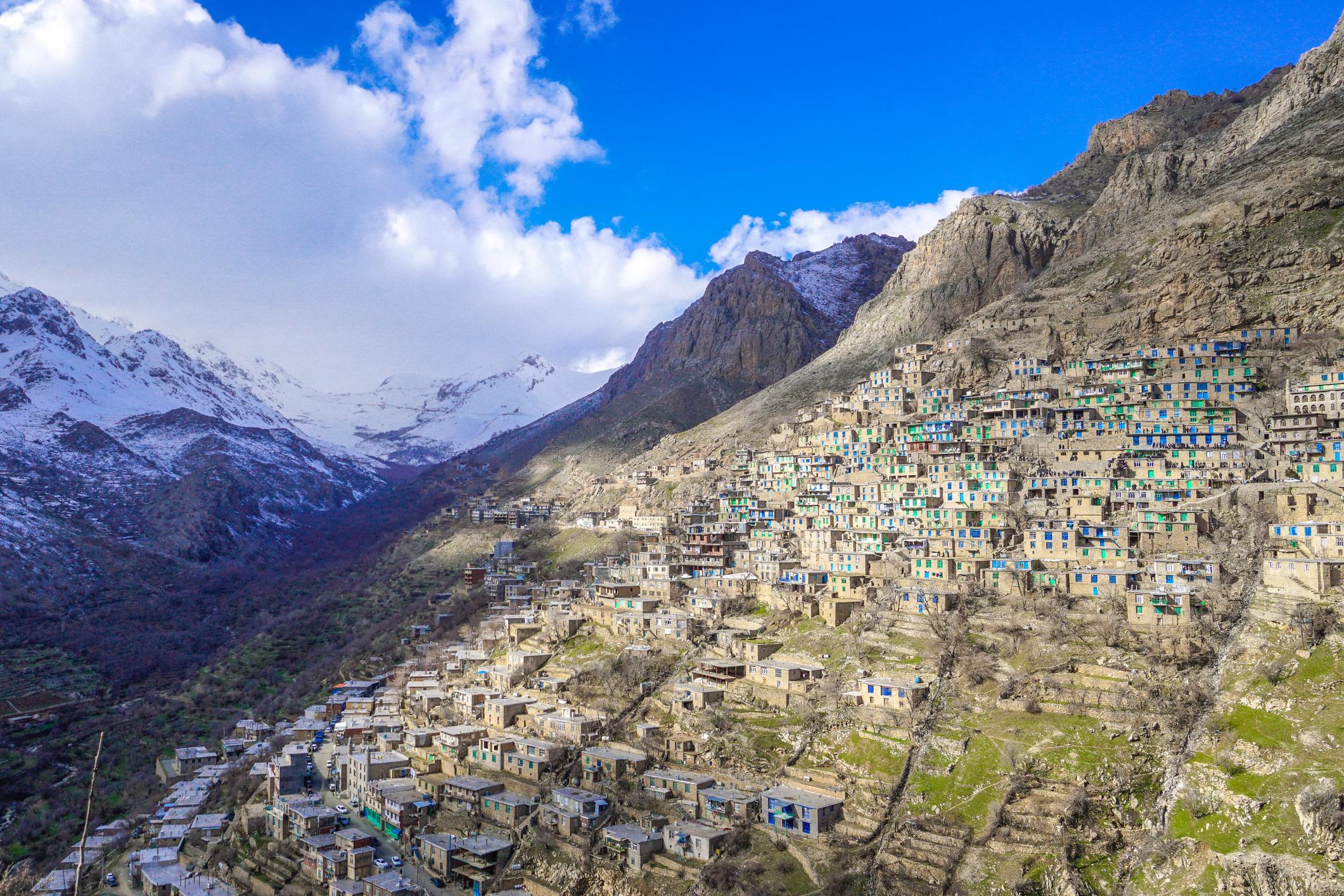 روستای-اورامان-تخت-کردستان-کجاست؟-جاهای-دیدنی،-معماری-پلکانی،-آرامگاه-پیر-شالیار-و-راهنمای-سفر-1