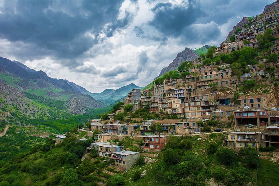 روستای-اورامان-تخت-کردستان-کجاست؟-جاهای-دیدنی،-معماری-پلکانی،-آرامگاه-پیر-شالیار-و-راهنمای-سفر