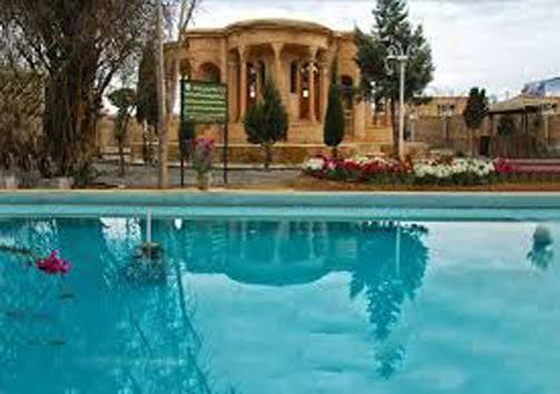 عمارت-کلاه‌فرنگی-آباده-–-آباده