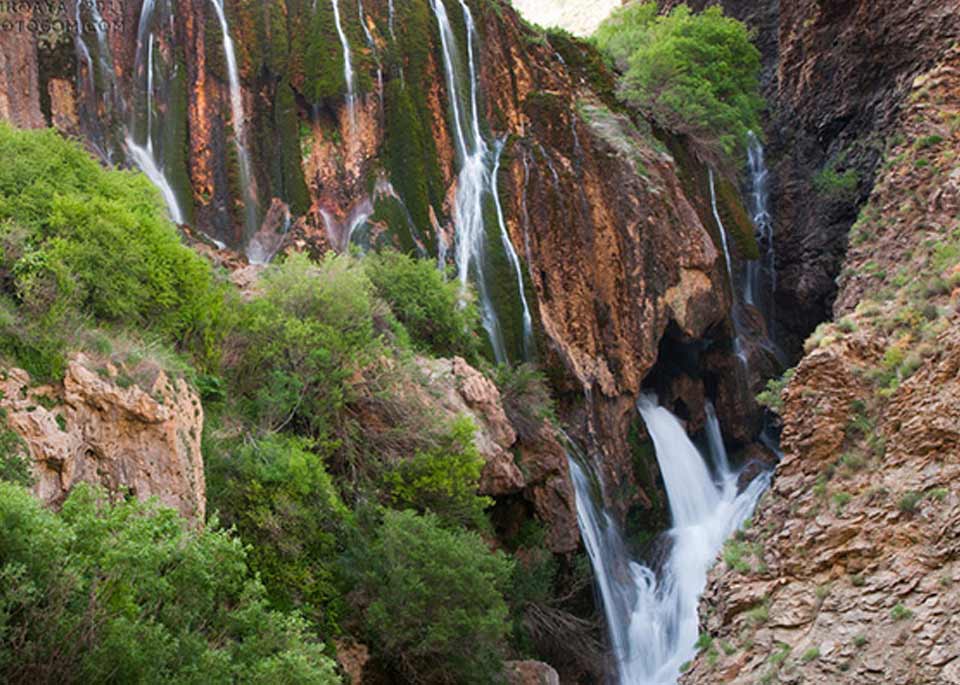 مجموعه-گردشگری-پیرغار-و-کتیبه‌های-مشروطیت-–-روستای-ده-چشمه-–-فارسان