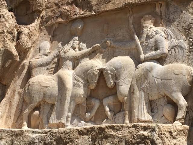 نقش‌برجسته-تاج‌گذاری-اردشیر-بابکان-–-تنگاب،-فیروزآباد