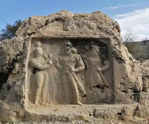 نقش‌برجسته-ساسانی-تنگ-قندیل-–-روستای-قندیل-–-کوه‌چنار