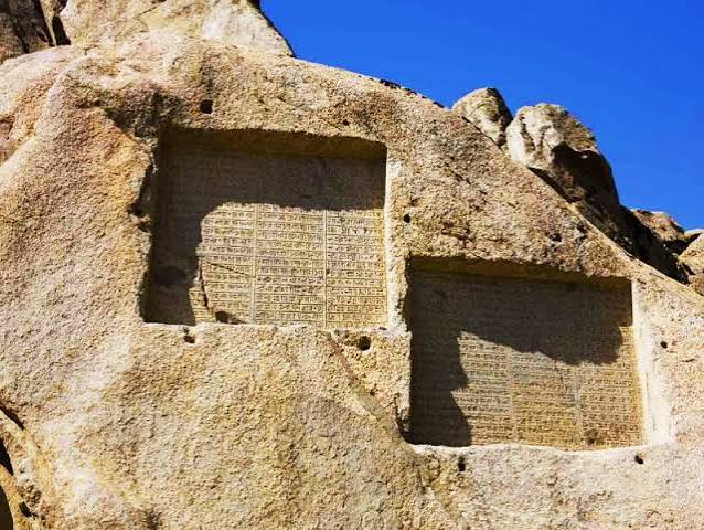 کتیبه‌های-هخامنشی-گنجنامه-–-همدان